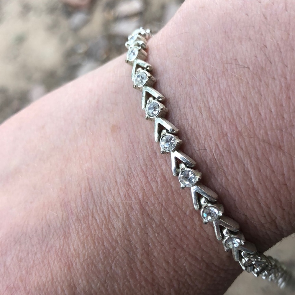 Beautiful tennis bracelet. Silver and cz